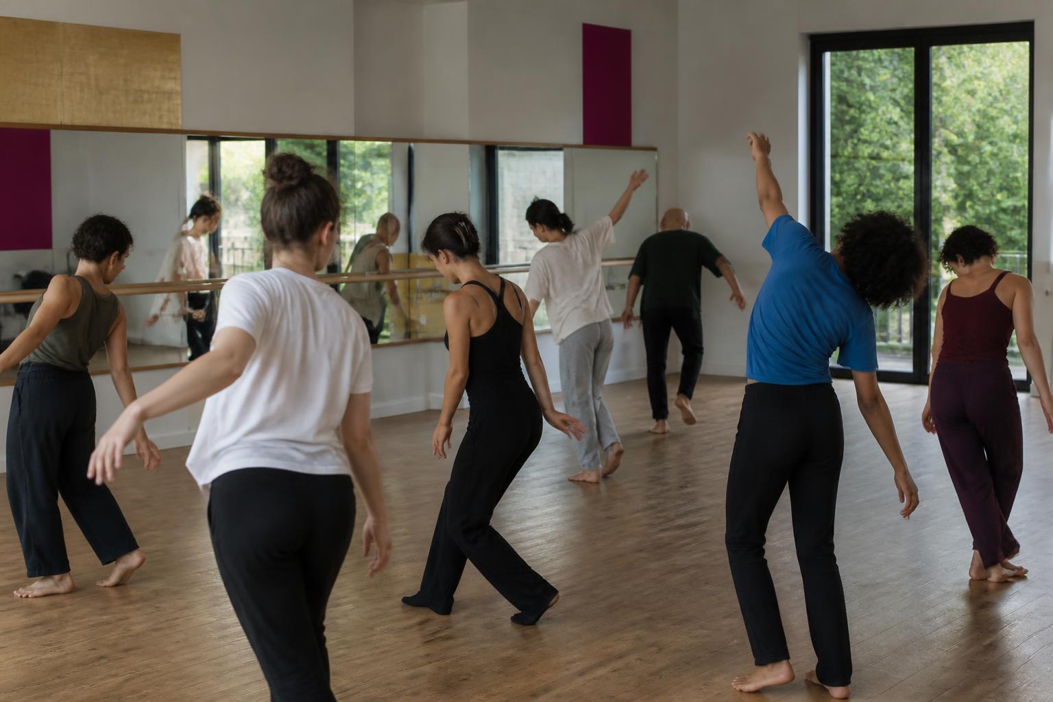 Cours collectif de danse dans un studio lumineux